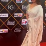 Divya Dutta Instagram - Shimmering at thecred carpet at the @criticschoice awards.. Saree courtesy @mehraab_official !! Loved this one!!