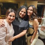 Divya Dutta Instagram - One of my most memorable evenings.has to be.Javed saabs bday..had all the wit humour and laughter..and thankyou dearest @anilskapoor ( missed taking a pic together in our conversation) and @kapoor.sunita for being the most amazing hosts..forvthat divine food and the warmth. And its always my utmost delight to meet you @azmishabana18. P.s @sonunigamofficial Tusi kamaal ho!! Love ya.
