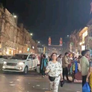 Divya Dutta Instagram - Relishing each flavour of life...wt my work family! #charminar #hyderabad #chup chup ke.#ddmastireels 
P.s dosto am amused that ur shocked that i cud walk in tbis crowded place unrecognized.the art is finding those moments  having ur back mostly towards people..removing ur mask fr those few seconds n dissappear..hope aap sab ki aatma aur curiosity ko shanti mili..if u see t video again, everyones busy shopping.purrfect moment.n i.hada blast.ok???? Khush ho dosto?