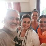 Divya Dutta Instagram - Lazeez , ungli chaat ke khaane wali daal bhaati..har tarah ke achar aur chutni..imli ka sharbat..bhari dopahar mei pyaare se doston ki company mei..hansi ke thahaake....i really look forward to meeting you @bapudeedwania @manish.hariprasad ..aatma ki tripti..aur zubaan abhi bhi chatkaare le rahi hai..apke hath mei jadu hai Bapu.beemar baccha ghar khushi khushi lauta... love u guys..n lovely meeting you Hamsika