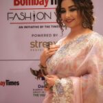 Divya Dutta Instagram - In my fav colour... Hmu @binita.ashar #fashion #saree love. Pic courtesy @tomarvikas15