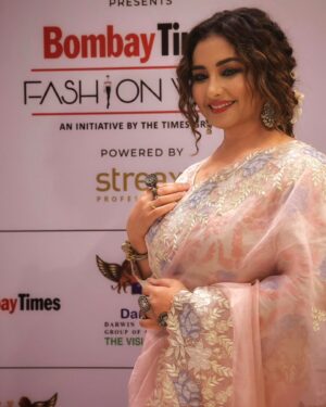 Divya Dutta Instagram - In my fav colour...
 Hmu @binita.ashar 
#fashion #saree love.
Pic courtesy @tomarvikas15