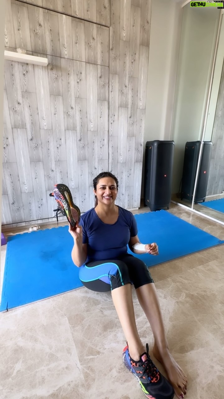Divyanka Tripathi Instagram - Joota Balance Mobility Challenge accepted Mr Dahiya!😁👍 @vivekdahiya I further nominate the following so they enjoy the trend as much as I did - @rassheechauhan_yoga @simplysheeba @vinnyaroradhoopar @soniyadavcricketer