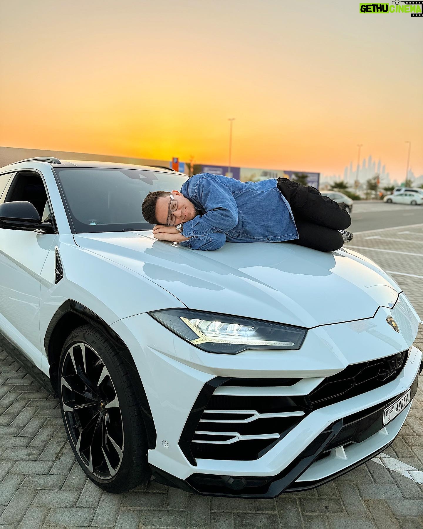 Dmitriy Maslennikov Instagram - Отдыхал, спал, вкусно кушал весь январь! И нашёл идеальное место для сон-часа😂 Ламба не только быстрая, но и удобная😅 теперь понял, почему Егор Крид так ей восхищался! Как вы поняли, последние несколько дней я провёл в Дубайске! Поймал невероятный заряд энергии и теперь готов влетать на YouTube с двух ног! А за эту белую малыху отдельный респект моим друзьям @yofleet