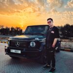 Dmitriy Maslennikov Instagram - Сколько крупных тачек я водил… Urusы, Роверы, Бэхи… но каждый раз убеждаюсь, что гелик самый топ! Взял покататься в Дубае и снова это осознал… уже раз 5 брал в аренду его, но жаба душит такие деньги отдавать за тачку… что думаете? Напишите в комментариях, стоит его брать или нет, а то мой старый Гелик уже давно продан😔 @themanwithcarss вы же понимаете, что я вам этого красавца с фото, возможно, не верну😜