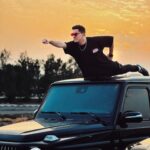 Dmitriy Maslennikov Instagram - Сколько крупных тачек я водил… Urusы, Роверы, Бэхи… но каждый раз убеждаюсь, что гелик самый топ! Взял покататься в Дубае и снова это осознал… уже раз 5 брал в аренду его, но жаба душит такие деньги отдавать за тачку… что думаете? Напишите в комментариях, стоит его брать или нет, а то мой старый Гелик уже давно продан😔 @themanwithcarss вы же понимаете, что я вам этого красавца с фото, возможно, не верну😜