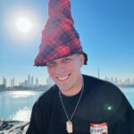 Dmitriy Maslennikov Instagram - Тут мне под руку попалась куртка какого-то модного бренда и у неё отстегивались рукава… и тут все как завертелось…Модный Приговор с Димкой Масленниковым… голосуем за самый топовый лук в комментариях! 1ый - «куртка не прогрузилась полностью» 2ой - «опасный Ганста Рэпер, на 3ий лук меня вдохновил @busterzy , 4й лук - «распределительная шляпа в поттерианском стиле», 5ый - «на вечерний выход в Химки» Будьте стильными! 😎