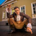 Dmitriy Maslennikov Instagram - Когда у нас с @nikita_sudar вся одежда оказалась в стирке и пришлось выкручиваться😂 чисто в домашнем луке вышли совершить променад по бульварке 🤣