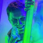 Dmitriy Maslennikov Instagram - Так кайфую от того, что я блогер! Можно на съемках примерить на себя различные образы! От Индиана Джонс до пассажира космического корабля!) а что тематического вы бы хотели ещё у нас увидеть?