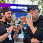 Dmitriy Maslennikov Instagram - Позади тридцать пять дней лета, ТРИДЦАТЬ ПЯТЬ, КАРЛ!!! (Сударь будто мне это и говорит) Кто не заметил этого ставит лайк😂 Надо ловить момент и побольше времени проводить на улице! Но где?! Мы с Сударем залетели на днях в Москве на крутой движ. В Парке Горького снова открыта площадка от Яндекс Плюса: Плюс Дача - помните, в прошлом году я был там на концерте L’One, а в этом смотрел премьеру последней серии эксклюзивного сериала от Кинопоиска «Нулевой пациент». И это лишь малая часть активностей, которые ребята придумали для всей семьи. Там и кинотеатр под открытым небом, и концерты, и йога. И…вдруг, мы там тоже что-нибудь придумаем и снимем! Пошли думать, а вы пока переходите на сайт Плюс Дачи и бронируйте мероприятия, «дачный сезон» продлится до конца лета, пользователям Плюса регистрация на ивент бесплатная.