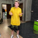 Dmitriy Maslennikov Instagram - LIGA❤️ так рад был вас видеть! Надо собираться почаще✌️ кстати, вам не кажется, чтотза этой фотке улыбка у меня как у акулы😂 @stoliarovaleksey @egor_shkred_ @yana_zenina_ @super_stason @daniro23
