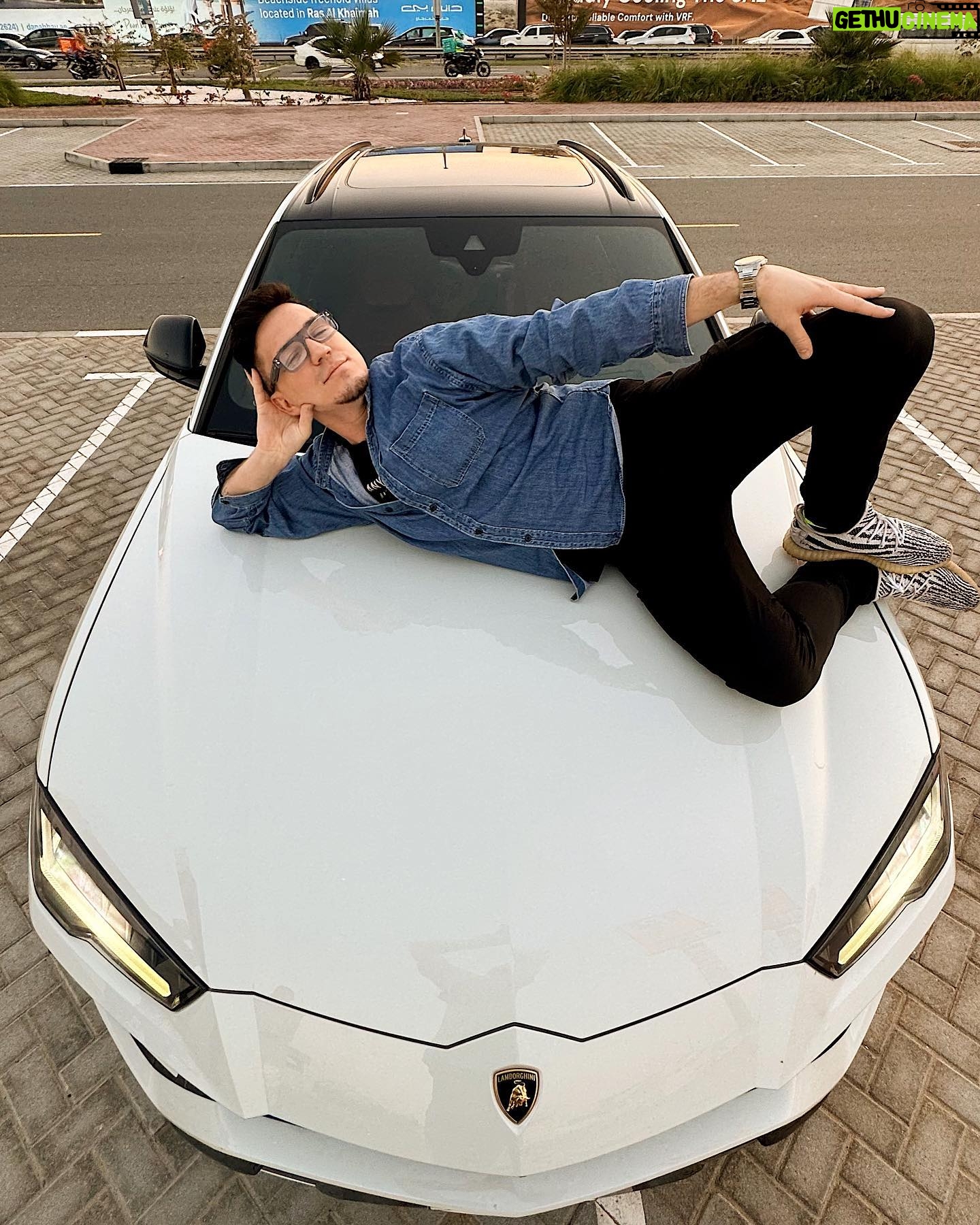 Dmitriy Maslennikov Instagram - Отдыхал, спал, вкусно кушал весь январь! И нашёл идеальное место для сон-часа😂 Ламба не только быстрая, но и удобная😅 теперь понял, почему Егор Крид так ей восхищался! Как вы поняли, последние несколько дней я провёл в Дубайске! Поймал невероятный заряд энергии и теперь готов влетать на YouTube с двух ног! А за эту белую малыху отдельный респект моим друзьям @yofleet