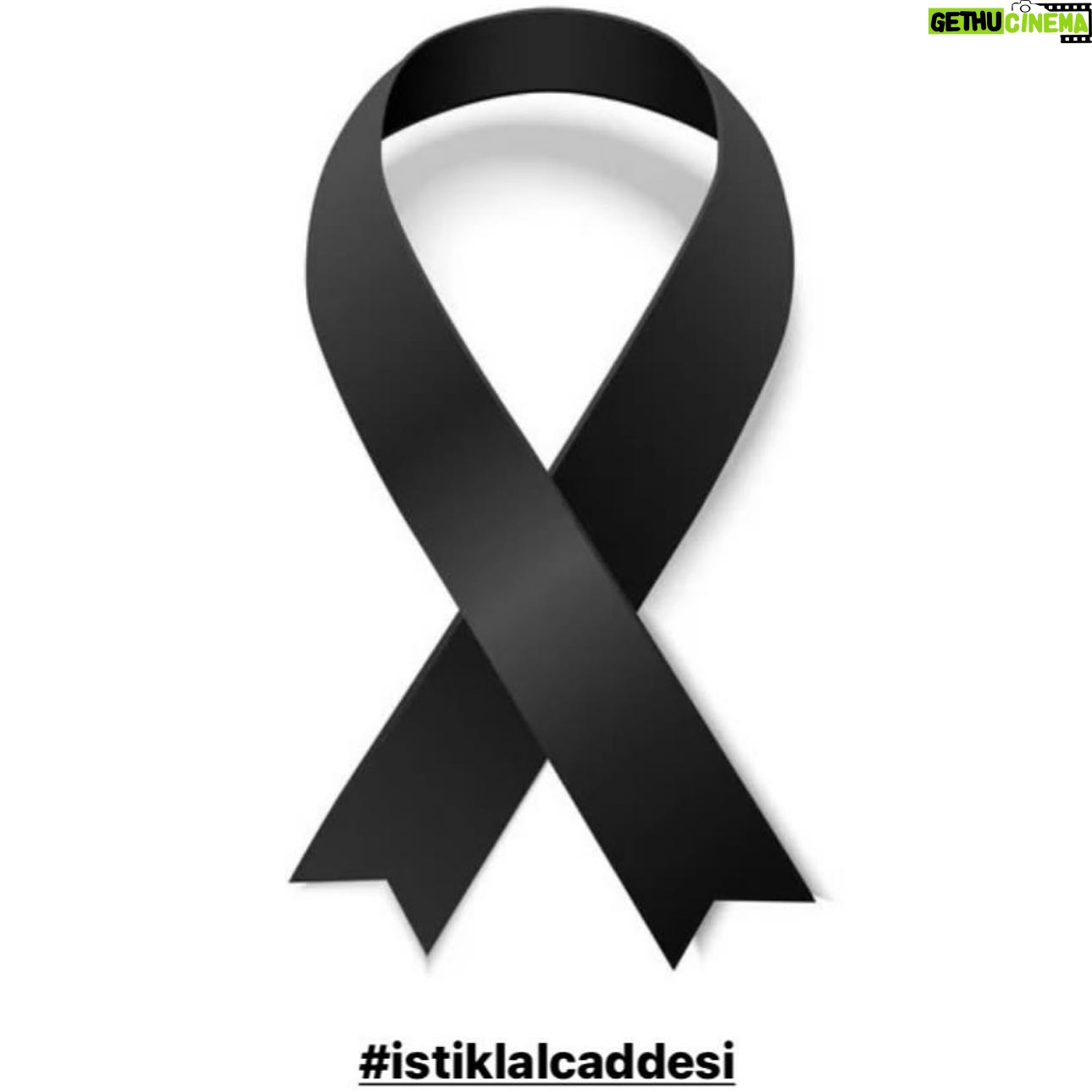 Doğa Rutkay Instagram - İstiklal Caddesi’ndeki patlamada hayatını kaybedenlere Allah’tan rahmet, yakınlarına sabırlar diliyorum… Yaralılara acil şifalar diliyorum… Sarılmayacak yaralara bir yenisi daha eklendi. #Taksim