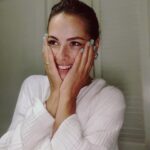 Doğa Rutkay Instagram - Bu aralar öyle bir karıştım anlatamam. Aklım yetmiyor sanki, aynı an da bir çok yerde olmak, aşırı hızlı düşünmek, planları aksatmadan, az hatalı ilerlemek için , kendi kendimin içinden geçiyorum👀 Taşınıyoruz, toplanıyoruz, ayrılıyoruz, kavuşuyoruz, heyacanlıyız, nasıl olacak acaba diye meraklıyız filan derken saatler ışık hızında ilerliyor. Günlerdir “neydi neydi neydi” demekten bi hal oldum🤣 Sanırım zamanla kazandığımız hünerleri, yeteneklerimizi, yıllarca savaşarak geçtiğimiz ve yol boyunca edindiklerimizi meziyet haline getirip kullanmak; işte böyle hayatımızın karışık zamanlarında işe yarıyor. Ya da ben buna fena halde sığınıp kendimi arada şımartmak istiyor olabilirim😬 İnsan rahattayken, belli bir düzendeyken kendini ve potansiyelini fark etmiyor daa hani zora gelince , sıkışınca süper kahramana dönüşüyor gibi? Gün bitip, kendimle kalınca , not defterimi açıyorum. Başlıyorum tıklamaya! ✅ oldu , tamam, yapıldı , o da tamam! Şu işler bi bitsin, sağlıkla huzurla inşallah, ayakları uzatıp uzun bir süre düşünmeye ara vereceğim🙏🏼 Boş boş , aylak aylak gezineceğim. (lütfen yapayım şunu ya) Etraftaki tüm süper kahraman kadınların beni anladığını biliyorum! Yaşam boyu başımıza gelen her sıkışıklıkta hünerlerimiz devreye giriyor ve yalnız değiliz! Bu vesileyle kendime bi teşekkür edeyim eksik olma canım Doğa🥹 Daima tüm zorlukların , aksiliklerin üstünden kuş gibi geçip gitmemiz dileğiyle🦸‍♀️ 🏆🌟♥️✅🪬🏡