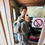 Doğa Rutkay Instagram - İlk kez Urla’ da Yağcılar köyüyle tanıştık… Oralara yakın çevre köylerde geçecek bazı zamanlarımız artık taktım bunu kafaya! Tanış olmak, nefes almak, aslında nasıl da basit nasıl da kolay olan ;huzurla doğada olmanın ve hep doğada kalabilmenin peşinde olmakla ince ince değişiyor hayatımız! Tabiat her rengiyle , çoşkulu keçileri, sonsuz kokan ağaçlarıyla sarmaladı ruhumuzu adımımızı atar atmaz! (Ben ağaçlar altında mutluyum) @urlabagevi ‘nde kaldık! Tertemiz , sıcacık bir yuva gibi yer🏡 Manzarası, sofrasıyla hemen kucakladı bizi🫶🏻 Sema hanım, Müge hanım ve ekibiyle mis gibi günler geçirdik. İyi ki tanıştık 😍 Az kaldı yeniden geleceğiz Yağcılar köyü… Köy kalman , hep korunman dileğiyle🥹 #hayatsanateşekkürediyorum #reklam #tavsiye