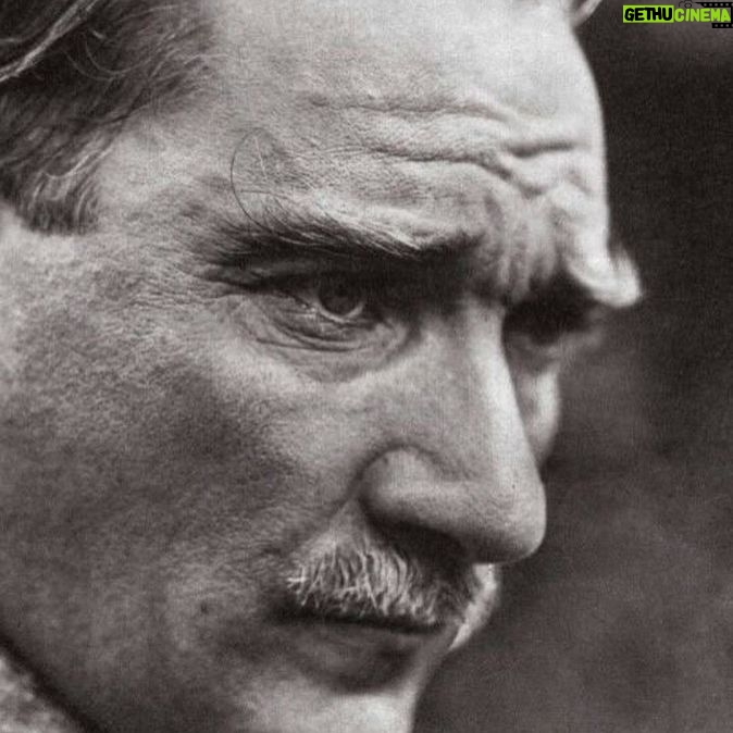 Doğa Rutkay Instagram - umudumu kaybettiğim her an; biliyorum ki izinden gidiyorum. bir tek o yolu biliyorum. ilelebet! #MustafaKemalAtatürk 🤍
