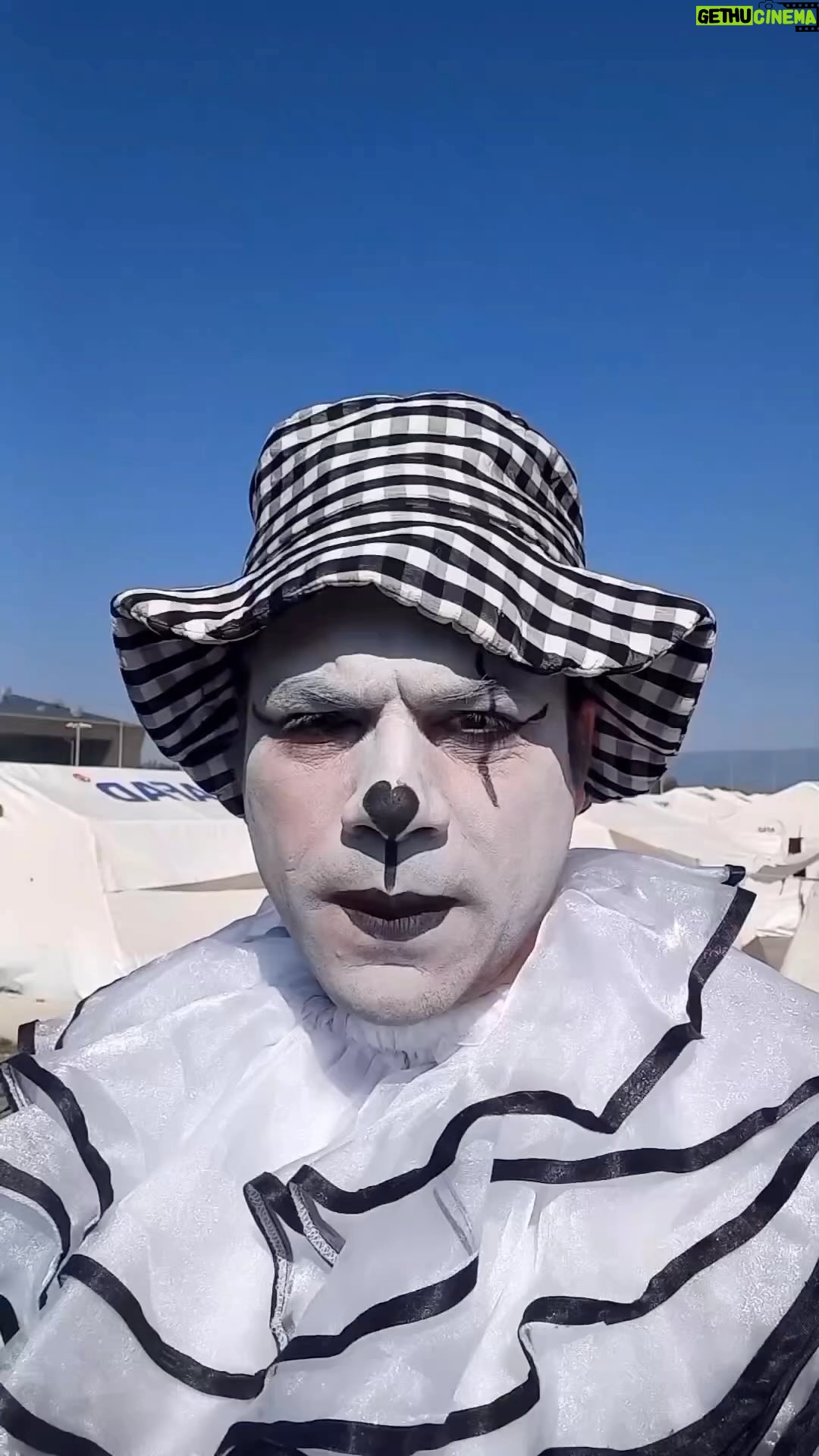 Doğa Rutkay Instagram - @sokaksanatlariatolyesi hemen yayalım lütfen sevgili dostlar ben de geçen çıkan tırlarımızdan oraya ulaşabilir miyiz diye hemen ilgileniyorum . @ohbedunyavarmisdernegi Esra ‘cığım bilgine…