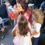 Doğa Rutkay Instagram - #havamuhalefeti filmimiz bugün vizyona girdi. Filmi geçtiğimiz Ağustos ayında çekmiştik. Efsane anılarımız var🥹 Evlatlarım da sete gelip beni hazırlıyordu… Her şey hemen olup bitti sanki… Güzel ve neşeli günler sanki daha hızlı mı geçiyor? Acaba nasıl olacak filmimiz derken o gün geldi çattı. Lütfen filmi izlerseniz bizi yorumlara boğmayı unutmayın😬🙏🏼♥️