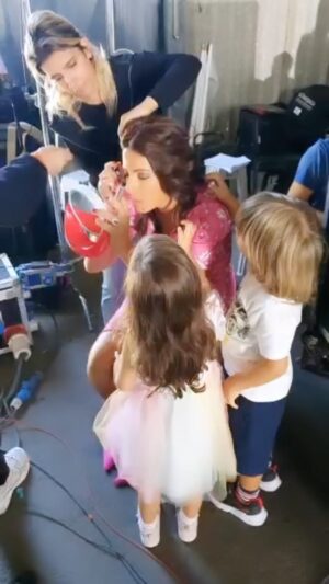 Doğa Rutkay Instagram - #havamuhalefeti filmimiz bugün vizyona girdi.
Filmi geçtiğimiz Ağustos ayında çekmiştik.
Efsane anılarımız var🥹
Evlatlarım da sete gelip beni hazırlıyordu…
Her şey hemen olup bitti sanki…
Güzel ve neşeli günler sanki daha hızlı mı geçiyor?
Acaba nasıl olacak filmimiz derken o gün geldi çattı.
Lütfen filmi izlerseniz bizi yorumlara boğmayı unutmayın😬🙏🏼♥️