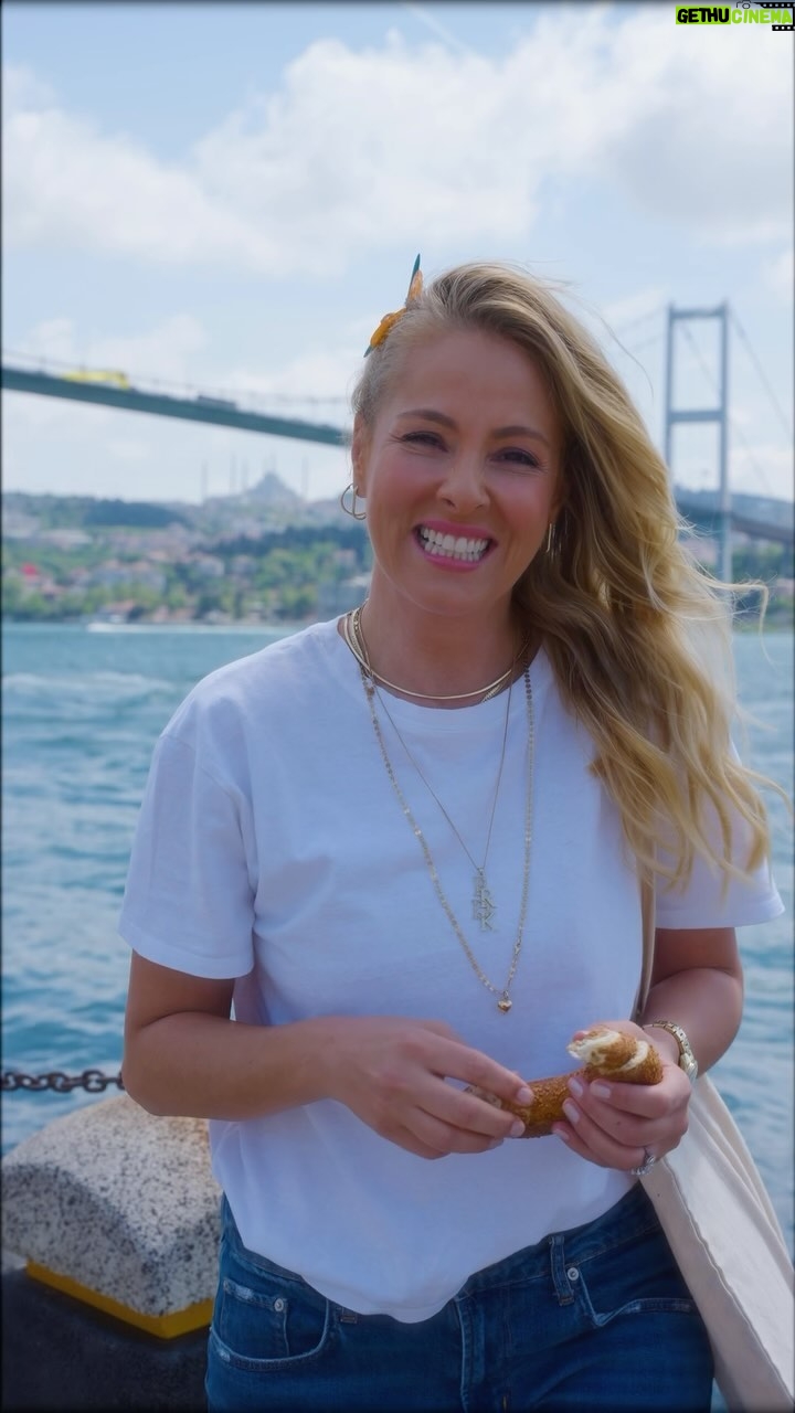 Doğa Rutkay Instagram - Plastik ayak izimizi azalttığımız, üstelik daha ekonomik bir alışveriş deneyimine ne dersiniz?🍀 Haydi sizler de biten OMO sıvı deterjanınızın şişesiyle Ortaköy 3M Migros OMO Yeniden Dolum Noktası’na gelin ve boş şişenizi tekrar doldurun.🌟♻️ Minik olsa da attığımız bu adımlar, güzel sonuçların başlangıcıdır. 🌍🤍 @omoturkiye #işbirliği