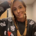 Doğa Rutkay Instagram - Ben kendime söz geçiririm de, İçimdeki çocuk çok yaramaz! Her güne sığdırmaya çalıştığım günlük işlerimin, sorumluluklarımın arasında beni ansızın heyecanlandırıp sırasını bekleyen hayallerimin zillerine basıp basıp kaçıyor😬❤️🫶🏻🙏🏼