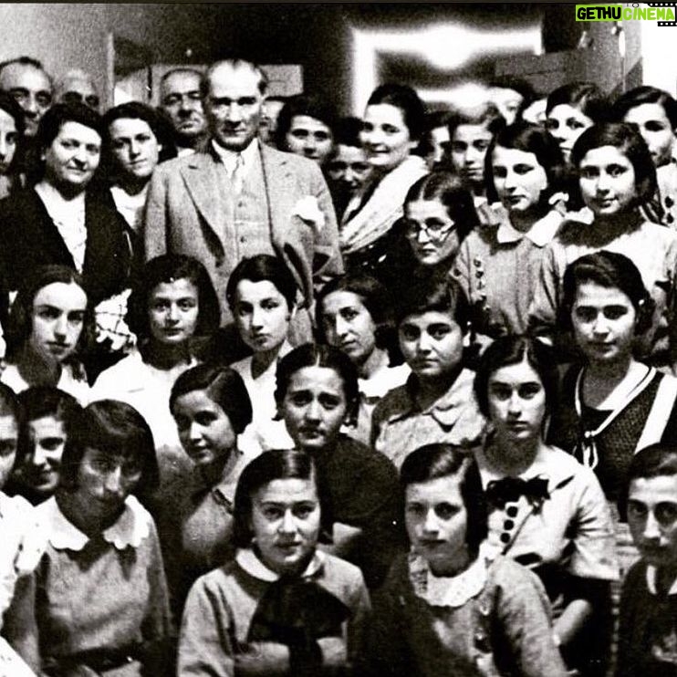 Doğa Rutkay Instagram - “Çocuk sevgisi insan sevgisi için bir ihtiyaçtır.” #MustafaKemalAtatürk 🇹🇷 Hasretle , minnetle anıyorum…