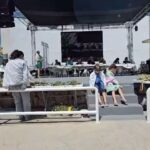 Doğa Rutkay Instagram – Anne sahnede sunum yapıyor, çalışıyor bu bebeler napıyor?🤣
Bugün yavrularımla @alacatiotfestofficial ‘de başta @ayhansicimoglu olmak üzere tüm jüri üyelerimizle , çok kıymetli insanlarla ve eski dostlarımla birlikte , şahane yarışmacılarla harika bir yarışma heyecanı yaşadık❤️
Gelen tüm seyircilerimiz bize renk kattı.
Çeşit çeşit ege otları ve yemekleri yarıştı ortaya enfes tabaklR çıktı😄
Festivalde emeği geçen herkese teşekkürler ve tebrikler!
@cesmebld dilerim niceleri olsun herkes mutlu, birlikte olmanın tadını çıkarsın🌿🪴
#alaçatıotfestivali 
#yemekyarışması
#işbirliği