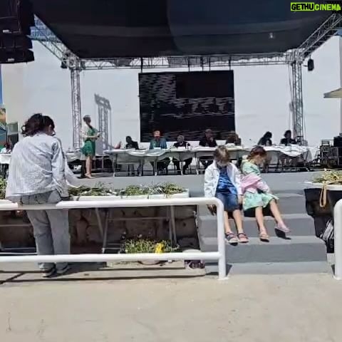 Doğa Rutkay Instagram - Anne sahnede sunum yapıyor, çalışıyor bu bebeler napıyor?🤣 Bugün yavrularımla @alacatiotfestofficial ‘de başta @ayhansicimoglu olmak üzere tüm jüri üyelerimizle , çok kıymetli insanlarla ve eski dostlarımla birlikte , şahane yarışmacılarla harika bir yarışma heyecanı yaşadık❤️ Gelen tüm seyircilerimiz bize renk kattı. Çeşit çeşit ege otları ve yemekleri yarıştı ortaya enfes tabaklR çıktı😄 Festivalde emeği geçen herkese teşekkürler ve tebrikler! @cesmebld dilerim niceleri olsun herkes mutlu, birlikte olmanın tadını çıkarsın🌿🪴 #alaçatıotfestivali #yemekyarışması #işbirliği