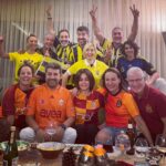 Doğa Rutkay Instagram - Seneler seneler evveldi… Galatasaray&Fenerbahçe derbilerini birlikte izlemeye karar verdik… Çok eski dostlarız biz. Tarihinizi anlat desen günler yetmez, tuttuuğumuz takımlar gibi aşkımız ilelebet! İşte o unutulmaz derbi akşamlarımdan biriydi bu! Talih bu sefer bizim yüzümüze güldü! @galatasaray ♥️💛 Ancak güzel olan ; rekabete rağmen bırakmadığımız dostluğumuzdu! Spor kardeşliktir, futbol efendiliktir🫶🏻 Hoş aralarda pisleştiğimizde oldu🤓 İyi ki varsın Gs! İyi ki varsın Fb! Gerisi yalan , falan filan….