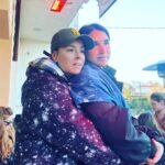 Doğa Rutkay Instagram – Tek bir çağrıyla , sosyal medyanın , takipçilerimizin nimetini gördüm bugün…
Esra! Beni seninle buluşturan tüm güzel insanlara teşekkürler!
Kısacık bir zamanda kapılarını açan @miskfloralcafe Hazal’ım! 
@hazalsenn sen olmasan eksik kalırdık!
Çağrıma çağrımıza hemen koşan sizler..
Bunca yıl birlikte yürüdüğümüz markalarımız…
Ne desem eksik kalacak.
Yutkunarak yazıyorum bunları inanın, kalbiniz hiç incinmesin.
Beni görünce sarılan, evden oyuncağını sarıp getirmiş güzel evlatlar, asıl ben sizi seviyorum.
içimizdeki insanlığa tutunduk bugün.
çünkü bizi yaşatacak tek şey bu.
sahip olmadığı halde vermeye çalışan insana tutunmaya çalışıyoruz.
başımıza gelen tüm kötülüklere karşı, insanın mayasındaki iyiye tutunmaya çalışıyoruz.
ve bugün işte tam da böyle bir gündü.
dualarımdasınız güzel insanlar…
milyonlarca şükran doluyum çağrımı duyanlara…
belki bu akşam ilk kez başımızı yastığa koyacağız.
sayenizde!
sayenizde!
Tırlarımız yola çıktı.
Allah yolunuzu açık etsin…
Varınca haber et Esra!
Bir nebze de olsa gülecek olan evlatlara sarıl…
Oh be dünya varmış demelerine sebep olan herkese teşekkürler.
@ohbedunyavarmisdernegi 
@1dunyaesra 
🙏🏼🙏🏼