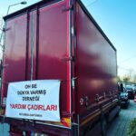 Doğa Rutkay Instagram – Tek bir çağrıyla , sosyal medyanın , takipçilerimizin nimetini gördüm bugün…
Esra! Beni seninle buluşturan tüm güzel insanlara teşekkürler!
Kısacık bir zamanda kapılarını açan @miskfloralcafe Hazal’ım! 
@hazalsenn sen olmasan eksik kalırdık!
Çağrıma çağrımıza hemen koşan sizler..
Bunca yıl birlikte yürüdüğümüz markalarımız…
Ne desem eksik kalacak.
Yutkunarak yazıyorum bunları inanın, kalbiniz hiç incinmesin.
Beni görünce sarılan, evden oyuncağını sarıp getirmiş güzel evlatlar, asıl ben sizi seviyorum.
içimizdeki insanlığa tutunduk bugün.
çünkü bizi yaşatacak tek şey bu.
sahip olmadığı halde vermeye çalışan insana tutunmaya çalışıyoruz.
başımıza gelen tüm kötülüklere karşı, insanın mayasındaki iyiye tutunmaya çalışıyoruz.
ve bugün işte tam da böyle bir gündü.
dualarımdasınız güzel insanlar…
milyonlarca şükran doluyum çağrımı duyanlara…
belki bu akşam ilk kez başımızı yastığa koyacağız.
sayenizde!
sayenizde!
Tırlarımız yola çıktı.
Allah yolunuzu açık etsin…
Varınca haber et Esra!
Bir nebze de olsa gülecek olan evlatlara sarıl…
Oh be dünya varmış demelerine sebep olan herkese teşekkürler.
@ohbedunyavarmisdernegi 
@1dunyaesra 
🙏🏼🙏🏼