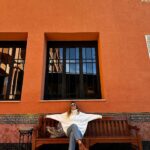 Doğa Rutkay Instagram - Isıran bir güneş, ince ince uzaktan duyulan kanun sesi, daha evvel hiç duymadığım kuşların sesleri, aşırı yeşil ağaçlar… Çok özgür ve yenilenmiş hissettiğim bir sabah! Türk kahvesini ve evlatlarımı çok özledim. 🫶🏻