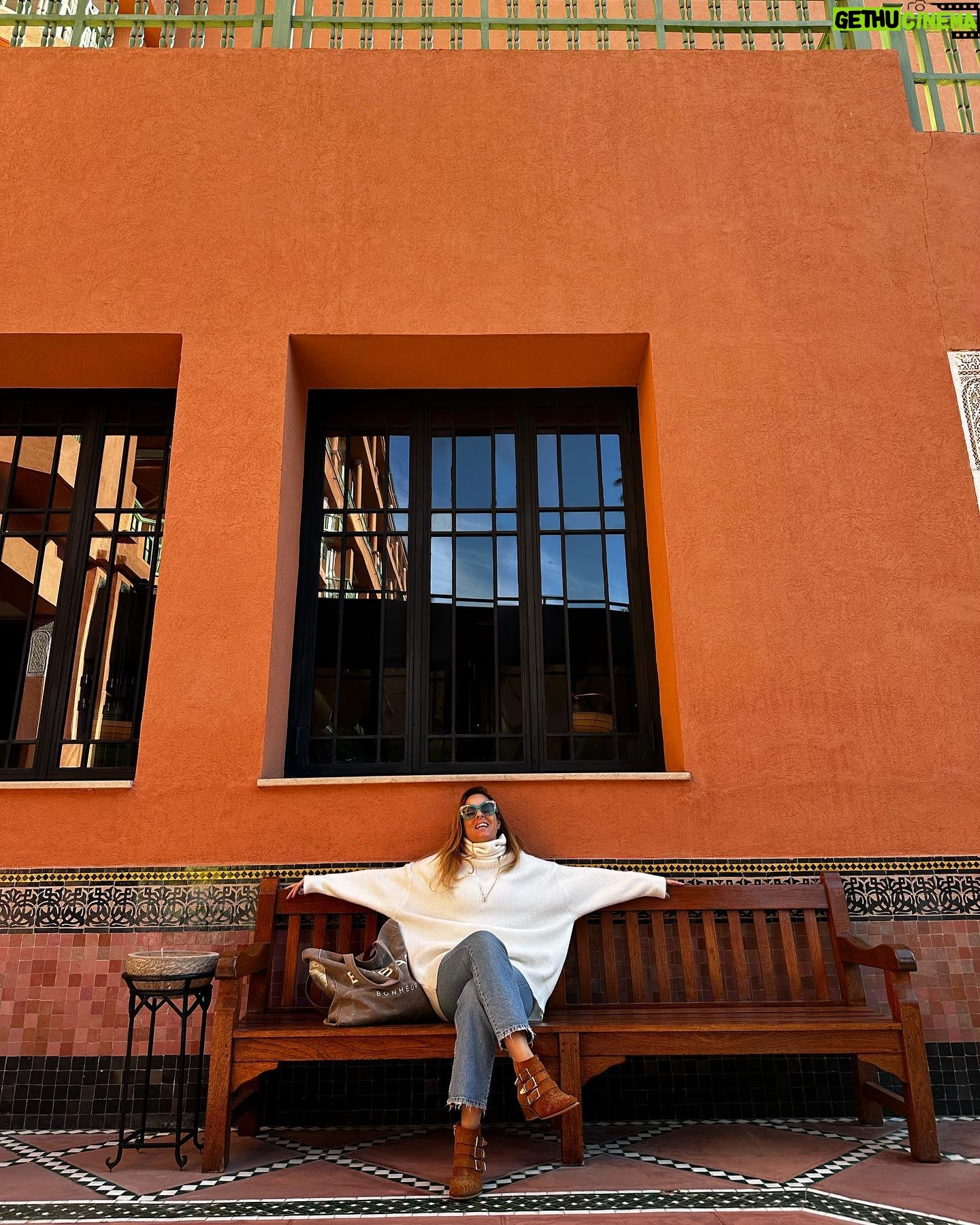 Doğa Rutkay Instagram - Isıran bir güneş, ince ince uzaktan duyulan kanun sesi, daha evvel hiç duymadığım kuşların sesleri, aşırı yeşil ağaçlar… Çok özgür ve yenilenmiş hissettiğim bir sabah! Türk kahvesini ve evlatlarımı çok özledim. 🫶🏻