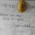 Doğa Rutkay Instagram - Değerinizi bilmeyenlere! Hakkınızı aramayanlara! Onca yıldır çektiğiniz acılara! Kaybettiğiniz canlarınıza rağmen , halkını memeleketini, kimler sarmalar sizin gibi! Alınterinin, emeğin en büyük insanları. Bugünün yine en büyük kahramanları. Kurtarmaya geldiğiniz ömürler, ömrünüze , evlatlarınızın ömrüne şifa olsun. Hakkınızı helal edin🙏🏼 #MadenEmekçileri #ttkzonguldak