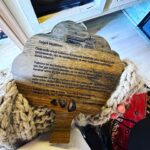 Doğa Rutkay Instagram - İlk kez Urla’ da Yağcılar köyüyle tanıştık… Oralara yakın çevre köylerde geçecek bazı zamanlarımız artık taktım bunu kafaya! Tanış olmak, nefes almak, aslında nasıl da basit nasıl da kolay olan ;huzurla doğada olmanın ve hep doğada kalabilmenin peşinde olmakla ince ince değişiyor hayatımız! Tabiat her rengiyle , çoşkulu keçileri, sonsuz kokan ağaçlarıyla sarmaladı ruhumuzu adımımızı atar atmaz! (Ben ağaçlar altında mutluyum) @urlabagevi ‘nde kaldık! Tertemiz , sıcacık bir yuva gibi yer🏡 Manzarası, sofrasıyla hemen kucakladı bizi🫶🏻 Sema hanım, Müge hanım ve ekibiyle mis gibi günler geçirdik. İyi ki tanıştık 😍 Az kaldı yeniden geleceğiz Yağcılar köyü… Köy kalman , hep korunman dileğiyle🥹 #hayatsanateşekkürediyorum #reklam #tavsiye