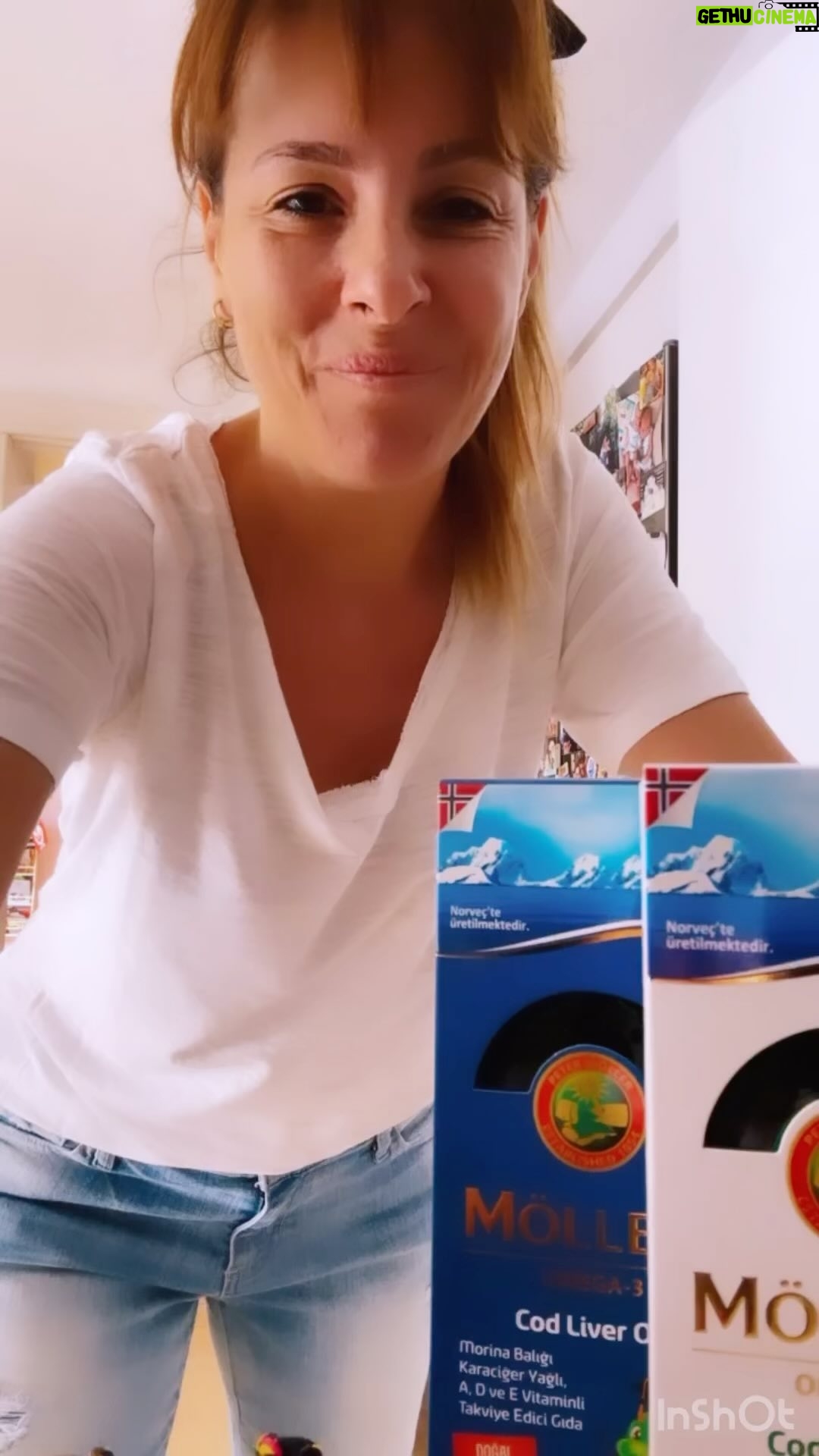 Doğa Rutkay Instagram - Omega-3’ün çocuklarımız için ne kadar önemli olduğunu anneler biliyor. Bizim Piraye ve Rutişkomla düzenli olarak kullandığımız tek gıda takviyesi @mollersomega3 diyebilirim. Doğallığı, lezzeti ve 169 yıllık güveni ile tüm annelere gönül rahatlığıyla öneriyorum🫶🏻 #işbirliği