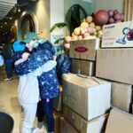 Doğa Rutkay Instagram - Tek bir çağrıyla , sosyal medyanın , takipçilerimizin nimetini gördüm bugün… Esra! Beni seninle buluşturan tüm güzel insanlara teşekkürler! Kısacık bir zamanda kapılarını açan @miskfloralcafe Hazal’ım! @hazalsenn sen olmasan eksik kalırdık! Çağrıma çağrımıza hemen koşan sizler.. Bunca yıl birlikte yürüdüğümüz markalarımız… Ne desem eksik kalacak. Yutkunarak yazıyorum bunları inanın, kalbiniz hiç incinmesin. Beni görünce sarılan, evden oyuncağını sarıp getirmiş güzel evlatlar, asıl ben sizi seviyorum. içimizdeki insanlığa tutunduk bugün. çünkü bizi yaşatacak tek şey bu. sahip olmadığı halde vermeye çalışan insana tutunmaya çalışıyoruz. başımıza gelen tüm kötülüklere karşı, insanın mayasındaki iyiye tutunmaya çalışıyoruz. ve bugün işte tam da böyle bir gündü. dualarımdasınız güzel insanlar… milyonlarca şükran doluyum çağrımı duyanlara… belki bu akşam ilk kez başımızı yastığa koyacağız. sayenizde! sayenizde! Tırlarımız yola çıktı. Allah yolunuzu açık etsin… Varınca haber et Esra! Bir nebze de olsa gülecek olan evlatlara sarıl… Oh be dünya varmış demelerine sebep olan herkese teşekkürler. @ohbedunyavarmisdernegi @1dunyaesra 🙏🏼🙏🏼