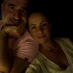 Doğa Rutkay Instagram - Bir yaz gecesi mum ışığında aydınlanan masamızda çekmiştim bu fotoğrafı.. Tıpkı son 4,5 sene gibi evlatları uyutup, sonunda kendimizle kalmıştık, boş boş duruyoruz ya kafamız soğusun diye bi süre o anlardan biri bu işte! Tüm gün hem mutlu, hem yorgun ,hem uykusuz hem uykulu olmaya başladığınızda ; sırasıyla yapmak zorunda olduklarınız, keyif için yapılanları solladığında evliliğin rengi değişiyor. Önceleri sen ve ben serseri gençlerdik. Şimdileri sorumluluk duygusu ve dolu dolu şefkatle , serseri ebeveynler olduk. Ama ruhumuzu hiç kaybetmedik. Düştük ama debelenmedik. Tükendik ama hiç somurtmadık. Bazen uyumsuzlukların, huzursuzlukların içinden yakaladığımız güzel kalbin ve renklerle,bir yaş daha alıyorsun bugün! Sen hiç sükunetini, ansızın gelen keyiflerini, kolunu kanadını germeyi, bizi kendinden çok düşünmeyi , sevgi, emek ve şefkatle baktığın bağları, “bakmazsan dağ olur” söylemlerini hiç kaybetmedin… Sen hiç bir güzelliği görmezden gelmedin. Ailemizin şövalyesi! Seni seviyorum. Bir kere daha iyi ki doğdun! Sana Sezen’den bir şarkı tuttum gönderiyorum♥️