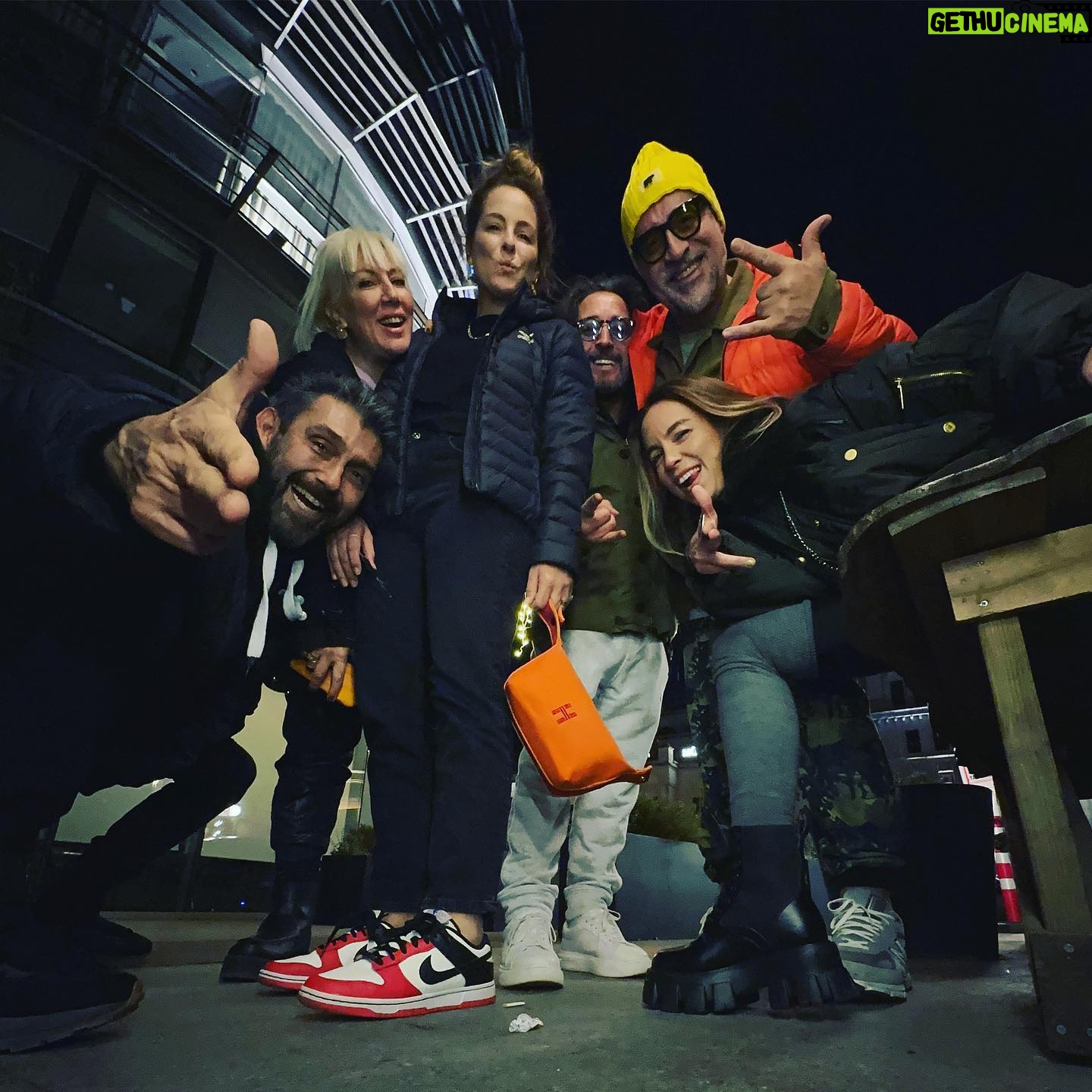 Doğa Rutkay Instagram - Balık gözüyle çekelim istemiştik🤣 Sizi seviyorum♥️