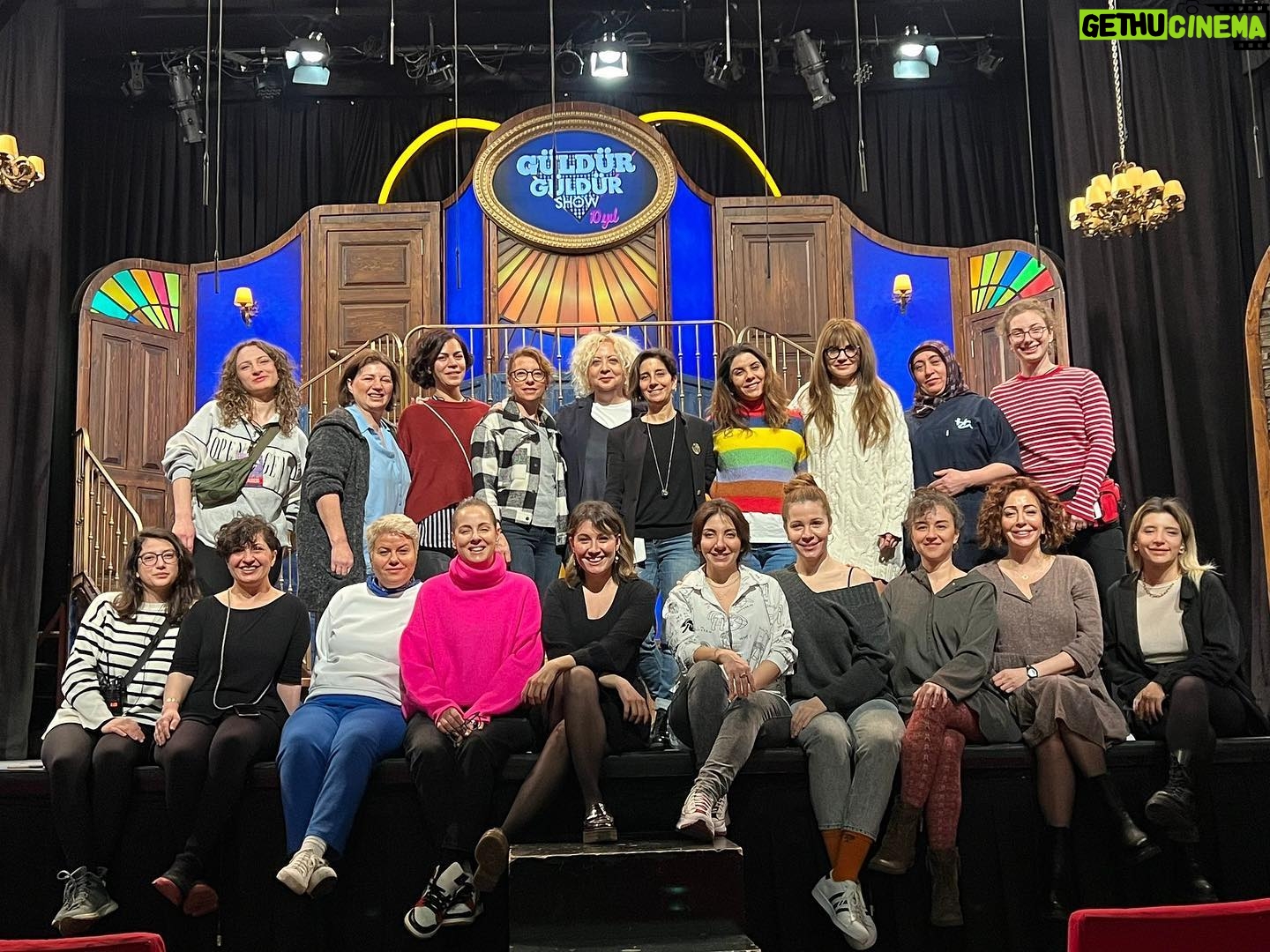 Doğa Rutkay Instagram - Birlikte nice günlerimize, çalışma, paylaşma,dayanışma şansı bulduğum şahane kız kardeşlerim🙏🏼♥️🌷 #güldürgüldürshow #8martdünyakadınlargünü
