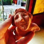 Doğa Rutkay Instagram - İlk kez Urla’ da Yağcılar köyüyle tanıştık… Oralara yakın çevre köylerde geçecek bazı zamanlarımız artık taktım bunu kafaya! Tanış olmak, nefes almak, aslında nasıl da basit nasıl da kolay olan ;huzurla doğada olmanın ve hep doğada kalabilmenin peşinde olmakla ince ince değişiyor hayatımız! Tabiat her rengiyle , çoşkulu keçileri, sonsuz kokan ağaçlarıyla sarmaladı ruhumuzu adımımızı atar atmaz! (Ben ağaçlar altında mutluyum) @urlabagevi ‘nde kaldık! Tertemiz , sıcacık bir yuva gibi yer🏡 Manzarası, sofrasıyla hemen kucakladı bizi🫶🏻 Sema hanım, Müge hanım ve ekibiyle mis gibi günler geçirdik. İyi ki tanıştık 😍 Az kaldı yeniden geleceğiz Yağcılar köyü… Köy kalman , hep korunman dileğiyle🥹 #hayatsanateşekkürediyorum #reklam #tavsiye