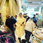 Doğa Rutkay Instagram – Tek bir çağrıyla , sosyal medyanın , takipçilerimizin nimetini gördüm bugün…
Esra! Beni seninle buluşturan tüm güzel insanlara teşekkürler!
Kısacık bir zamanda kapılarını açan @miskfloralcafe Hazal’ım! 
@hazalsenn sen olmasan eksik kalırdık!
Çağrıma çağrımıza hemen koşan sizler..
Bunca yıl birlikte yürüdüğümüz markalarımız…
Ne desem eksik kalacak.
Yutkunarak yazıyorum bunları inanın, kalbiniz hiç incinmesin.
Beni görünce sarılan, evden oyuncağını sarıp getirmiş güzel evlatlar, asıl ben sizi seviyorum.
içimizdeki insanlığa tutunduk bugün.
çünkü bizi yaşatacak tek şey bu.
sahip olmadığı halde vermeye çalışan insana tutunmaya çalışıyoruz.
başımıza gelen tüm kötülüklere karşı, insanın mayasındaki iyiye tutunmaya çalışıyoruz.
ve bugün işte tam da böyle bir gündü.
dualarımdasınız güzel insanlar…
milyonlarca şükran doluyum çağrımı duyanlara…
belki bu akşam ilk kez başımızı yastığa koyacağız.
sayenizde!
sayenizde!
Tırlarımız yola çıktı.
Allah yolunuzu açık etsin…
Varınca haber et Esra!
Bir nebze de olsa gülecek olan evlatlara sarıl…
Oh be dünya varmış demelerine sebep olan herkese teşekkürler.
@ohbedunyavarmisdernegi 
@1dunyaesra 
🙏🏼🙏🏼