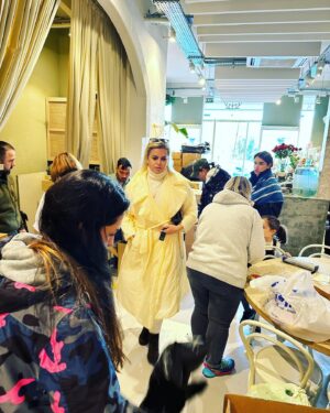 Doğa Rutkay Instagram - Tek bir çağrıyla , sosyal medyanın , takipçilerimizin nimetini gördüm bugün…
Esra! Beni seninle buluşturan tüm güzel insanlara teşekkürler!
Kısacık bir zamanda kapılarını açan @miskfloralcafe Hazal’ım! 
@hazalsenn sen olmasan eksik kalırdık!
Çağrıma çağrımıza hemen koşan sizler..
Bunca yıl birlikte yürüdüğümüz markalarımız…
Ne desem eksik kalacak.
Yutkunarak yazıyorum bunları inanın, kalbiniz hiç incinmesin.
Beni görünce sarılan, evden oyuncağını sarıp getirmiş güzel evlatlar, asıl ben sizi seviyorum.
içimizdeki insanlığa tutunduk bugün.
çünkü bizi yaşatacak tek şey bu.
sahip olmadığı halde vermeye çalışan insana tutunmaya çalışıyoruz.
başımıza gelen tüm kötülüklere karşı, insanın mayasındaki iyiye tutunmaya çalışıyoruz.
ve bugün işte tam da böyle bir gündü.
dualarımdasınız güzel insanlar…
milyonlarca şükran doluyum çağrımı duyanlara…
belki bu akşam ilk kez başımızı yastığa koyacağız.
sayenizde!
sayenizde!
Tırlarımız yola çıktı.
Allah yolunuzu açık etsin…
Varınca haber et Esra!
Bir nebze de olsa gülecek olan evlatlara sarıl…
Oh be dünya varmış demelerine sebep olan herkese teşekkürler.
@ohbedunyavarmisdernegi 
@1dunyaesra 
🙏🏼🙏🏼