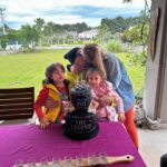 Doğa Rutkay Instagram – İyi ki bizimle 53 oldun 😬😍🧿🙏🏼🫶🏻🌹👏🏼💃🏽🪻🌿
@kerimcankamal 
Canım Tilbe hemen hızlıca hazırladığın bu enfes pastaya teşekkürler❤️
@gulumsetenfirin