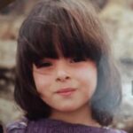 Doğa Rutkay Instagram - Burada 4 , şimdi 44 yaşındasın Doğa ! Şimdi çok uzun yollar gitmiş olmanın tuhaf yorgunluğunun dışında, hayallerini gerçekleştirmiş olmanın mutluluğu var. Çok şey değişti, o deniz kenarında , mor denizkabuklu elbisen uçuşurken rüzgar karşısında, kahküllerin ve çekik yavru gözlerinin hüznü arasında… Ama hiç değişmemiş olan şeyler de var. -Kafası hala karışık bir tipsin mesela 🫣 -Hep neşelisin ama bi şekil; için içine sığmıyor.. -Onca telaşe ve üzücü durumlar da bile bir yolunu bulup , parmağını aydınlıktan uzatıyorsun. -İlk günün heyecanıyla seviyorsun herkesi, yarınlar yokmuşcasına anlatışların, ve kendi sesinden aşırı yoruluşların hala bitmedi🤭 -İşe güce koşturuyorsun! “çok yoruldum artık yeter” dediğin an çoktan trafikte çoşa çoşa başka bir işine gidiyorsun. -Söylenme huyun var ama bir kaç saniye sürüyor. -Hayatı saçlarından çekip yaşamayı başardın👍🏼 -İki tane mis gibi yavrun var. -Oğlun; aynısı tıpkısı sen! -Bam bam, totosuyla dağları deviriyor. -Kızın; çok şükür babasına çekti… -Sana nazaran daha zarif ve sakince yaklaşıyor mevzulara🙂 Yavrularında şimdi bu fotoğraftaki sen gibi 4 yaşında! Birlikte sevgiyle yoğrulup büyüyorsunuz. İçinde meğer ne çok şefkat, sevgi, sabır, azim, mücadele yetileri varmış ha Doğa? Ne işe yarayacak der dururdun zaman zaman.. Şimdi hepsini birer süper güç olarak kullanıyorsun. Kirlenmemiş, masum kalabilmiş , yüreğinin her köşesi yavruların için liman oldu! İyi ki doğmuşsun ! Sana çok kızıyorum bazen , çok hırpalıyorum biliyorum. Ama affet ! böyle gelişiyor insan, kendinin farkına varıp , kurcaladıkça , şüphelendikçe , meraklandıkça çalışıyor kafa. Ve bizim bu sağlıklı kafaya ihtiyacımız var! İyi ki doğmuşsun! İyi ki başardıklarının yanında bir o kadar da başaramadıkların var🥂 -Kendini sevmeye, sevdiklerini daha da çok sevmeye, karşılığında da her yeni günüme,her sabah ömrüme açan çiçeklerime şükürler olsun!🙏🏼 Hoş geldin 44 ! Hoş geldin Doğa! ♥️