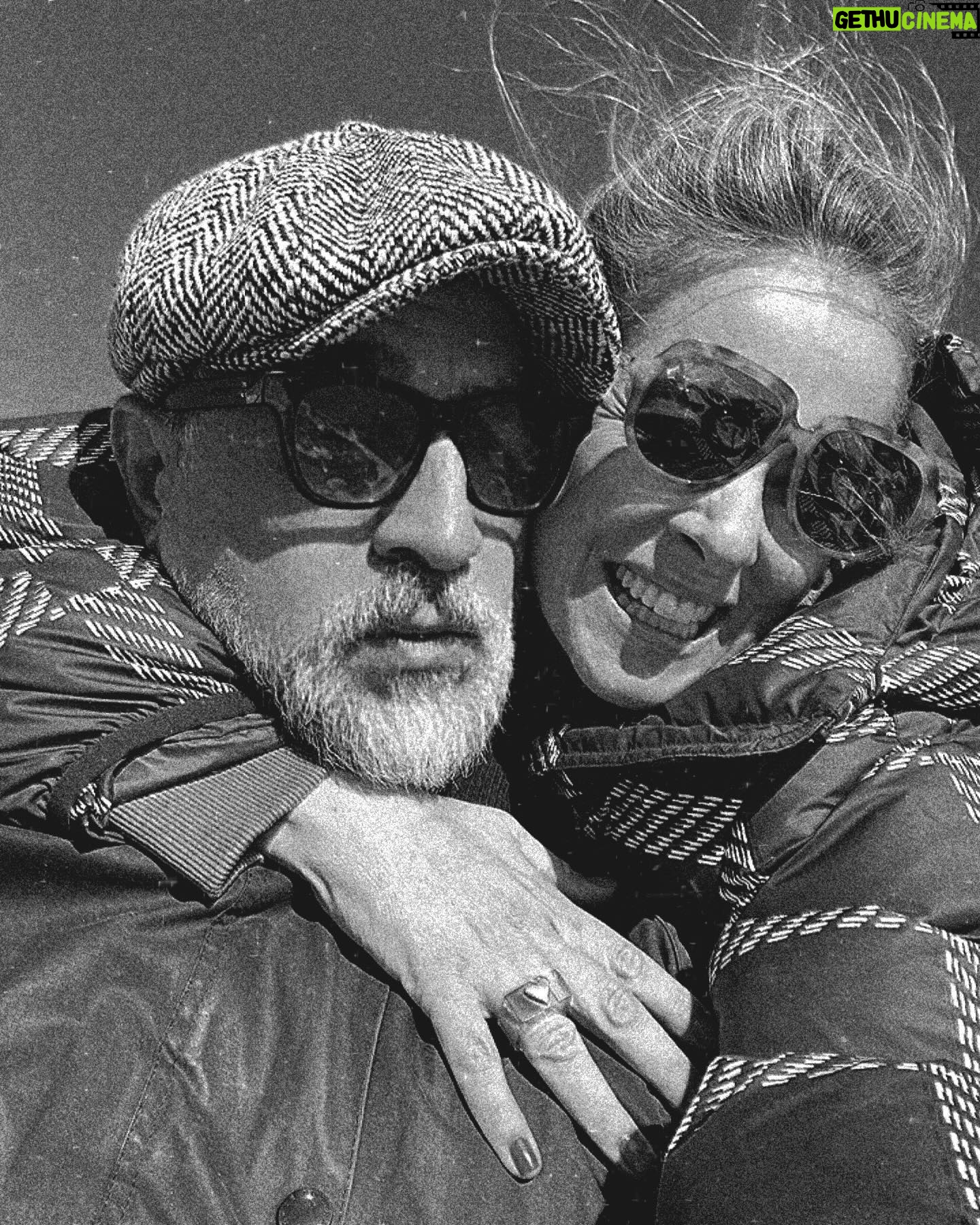 Doğa Rutkay Instagram - Asık suratlısın ama pek tatlısın. Hayatıma cansın kansın. Beni ben, bizi aile yapansın. Emre’nin direği, Piraye’nin aslanı , Rutkay’ın kralısın. Sen iyi ki varsın. İyi ki doğdun. Happy birthday husband! 🌹❤️