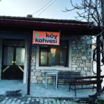 Doğa Rutkay Instagram - İlk kez Urla’ da Yağcılar köyüyle tanıştık… Oralara yakın çevre köylerde geçecek bazı zamanlarımız artık taktım bunu kafaya! Tanış olmak, nefes almak, aslında nasıl da basit nasıl da kolay olan ;huzurla doğada olmanın ve hep doğada kalabilmenin peşinde olmakla ince ince değişiyor hayatımız! Tabiat her rengiyle , çoşkulu keçileri, sonsuz kokan ağaçlarıyla sarmaladı ruhumuzu adımımızı atar atmaz! (Ben ağaçlar altında mutluyum) @urlabagevi ‘nde kaldık! Tertemiz , sıcacık bir yuva gibi yer🏡 Manzarası, sofrasıyla hemen kucakladı bizi🫶🏻 Sema hanım, Müge hanım ve ekibiyle mis gibi günler geçirdik. İyi ki tanıştık 😍 Az kaldı yeniden geleceğiz Yağcılar köyü… Köy kalman , hep korunman dileğiyle🥹 #hayatsanateşekkürediyorum #reklam #tavsiye