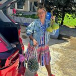 Doğa Rutkay Instagram - Daha fazlasında hiiç gözümüz yok. Basit güzel bir hayat. İçinde sevgi olan, bol bol limon ağaçlı ve bol kahkahalı. Herkesin yaşamak istediği hakkı olan güzel yaşamak. Zor olacak tüm işleri bile kolayına almanın sırf niyeti bile yoluna koyuyor bir şeyleri… Kerimcan’la oyumuzu kullandık, Savaş abiden karpuz çilek ve patates aldık. Kalmış iki süs kabağını çocuklar için arabaya attık. Biraz kuş sesiyle şimdi eve dönüyoruz. 🫶🏻