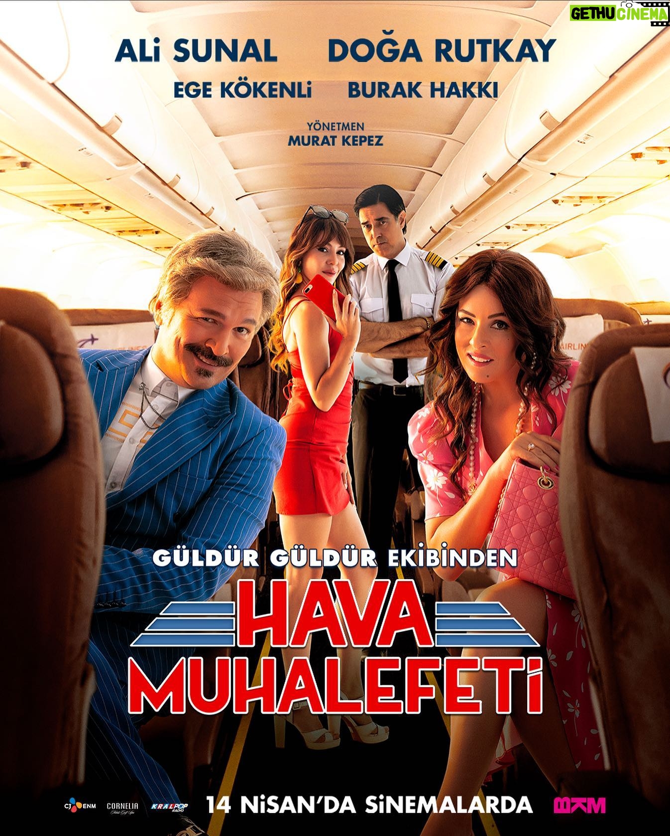 Doğa Rutkay Instagram - Güldür Güldür Show yaratıcıları yine yapacağını yaptı! Kemerlerinizi bağlayın. #HavaMuhalefeti geliyor, 14 Nisan’da sadece sinemalarda! ✈️ #AliSunal #DoğaRutkay #EgeKökenli #BurakHakkı #MuratKepez #GüldürGüldürShow #HavaMuhalefeti @bkmonline @mkayakepez @elifyakarcelik @alisunal @kokenliege @burak_hakki