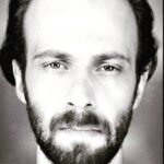 Doğa Rutkay Instagram - Hiç değişmiyor yüzün. Hiç silinmiyor bıraktığın izler. Kahkahan, sesin, anlatışın… İyi ki doğdun Onur! Onur’umuz iyi ki doğdun… Bitmez bir hasretle özlüyoruz seni… ♥️ #OnurBayraktar 2010 ♾️